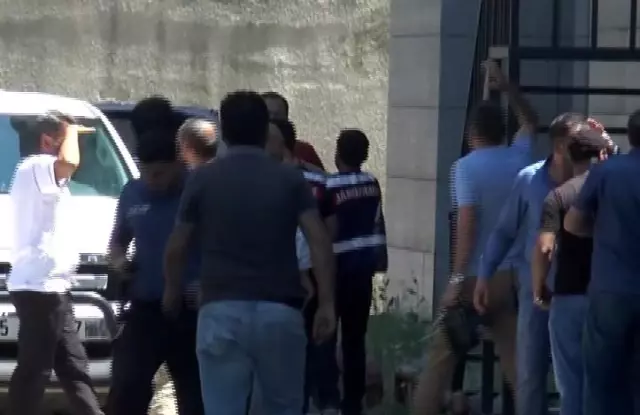 Eşi teröristler tarafından öldürülen kadın: 'Eşim sırf sandık başında görevli olduğu için öldürüldü' Eşi teröristler tarafından öldürülen kadın: 'Eşim sırf sandık başında görevli olduğu için öldürüldü'