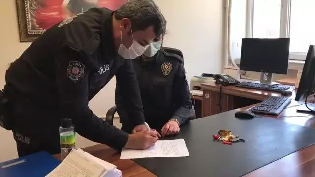 ESKİŞEHİR - Yaşlı adamın yolda düşürdüğü 27 bin liralık altını polis ekipleri buldu ESKİŞEHİR - Yaşlı adamın yolda düşürdüğü 27 bin liralık altını polis ekipleri buldu