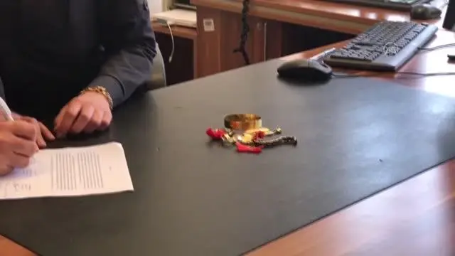 ESKİŞEHİR - Yaşlı adamın yolda düşürdüğü 27 bin liralık altını polis ekipleri buldu ESKİŞEHİR - Yaşlı adamın yolda düşürdüğü 27 bin liralık altını polis ekipleri buldu