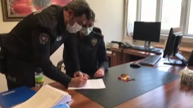 ESKİŞEHİR - Yaşlı adamın yolda düşürdüğü 27 bin liralık altını polis ekipleri buldu ESKİŞEHİR - Yaşlı adamın yolda düşürdüğü 27 bin liralık altını polis ekipleri buldu