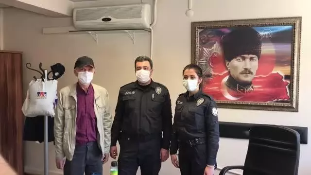 ESKİŞEHİR - Yaşlı adamın yolda düşürdüğü 27 bin liralık altını polis ekipleri buldu ESKİŞEHİR - Yaşlı adamın yolda düşürdüğü 27 bin liralık altını polis ekipleri buldu