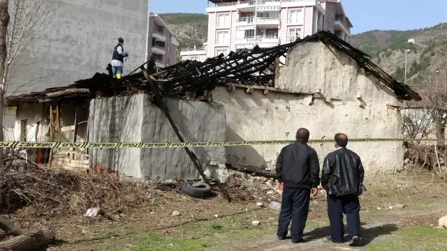 Evi yandı, gelinliğini giyemedi Evi yandı, gelinliğini giyemedi
