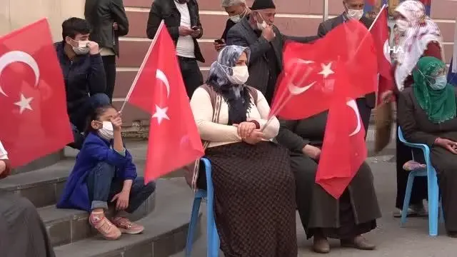 Evlat nöbetindeki baba Biçer: 'HDP ve PKK'nın yalanlarına kanma, dön kızım' Evlat nöbetindeki baba Biçer: 'HDP ve PKK'nın yalanlarına kanma, dön kızım'