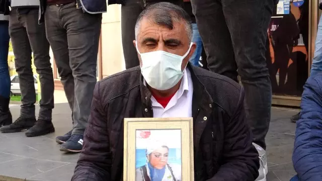 Evlat nöbetindeki baba Biçer: 'HDP ve PKK'nın yalanlarına kanma, dön kızım' Evlat nöbetindeki baba Biçer: 'HDP ve PKK'nın yalanlarına kanma, dön kızım'
