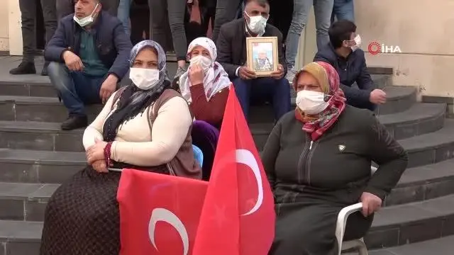 Evlat nöbetindeki baba Biçer: 'HDP ve PKK'nın yalanlarına kanma, dön kızım' Evlat nöbetindeki baba Biçer: 'HDP ve PKK'nın yalanlarına kanma, dön kızım'