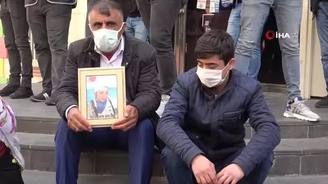 Evlat nöbetindeki baba Biçer: 'HDP ve PKK'nın yalanlarına kanma, dön kızım' Evlat nöbetindeki baba Biçer: 'HDP ve PKK'nın yalanlarına kanma, dön kızım'
