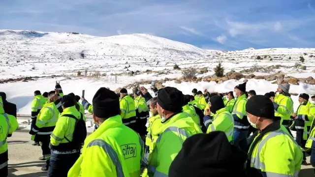 Eylemlerinde ikinci güne giren işçiler, 'Kendilerine köle gibi çalışacak başka işçiler bulsunlar' Eylemlerinde ikinci güne giren işçiler, 'Kendilerine köle gibi çalışacak başka işçiler bulsunlar'