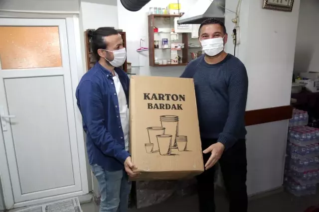Eyüpsultan Belediyesi kıraathanelere karton bardak dağıtıyor Eyüpsultan Belediyesi kıraathanelere karton bardak dağıtıyor