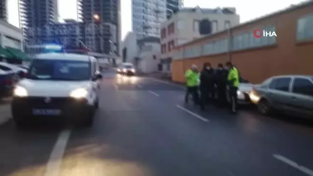 Son dakika haberi: Film sahnelerini aratmayan kaçış kamerada... Seyir halindeki araca çarpıp, polis ekiplerini durdurdular Son dakika haberi: Film sahnelerini aratmayan kaçış kamerada... Seyir halindeki araca çarpıp, polis ekiplerini durdurdular