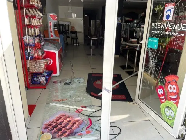 - Fransa'da PKK yandaşlarından Türk restoranlarına çirkin saldırı - Fransa'da PKK yandaşlarından Türk restoranlarına çirkin saldırı