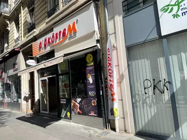 - Fransa'da PKK yandaşlarından Türk restoranlarına çirkin saldırı - Fransa'da PKK yandaşlarından Türk restoranlarına çirkin saldırı