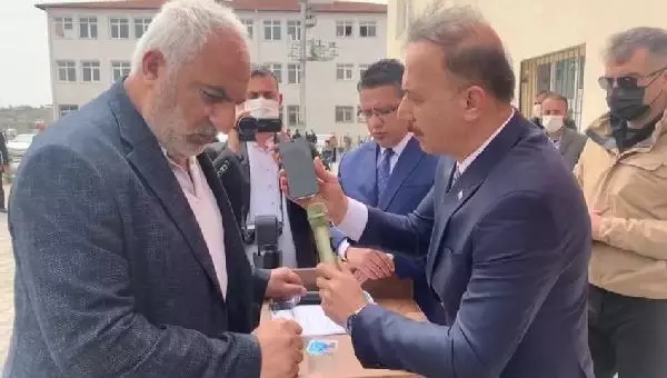 Son Dakika | GARA ŞEHİDİNİN BABASINDAN BAKAN SOYLU'YA 'BU BAYRAKTA KANIM VAR, BU GURUR BANA YETERLİ' Son Dakika | GARA ŞEHİDİNİN BABASINDAN BAKAN SOYLU'YA 'BU BAYRAKTA KANIM VAR, BU GURUR BANA YETERLİ'