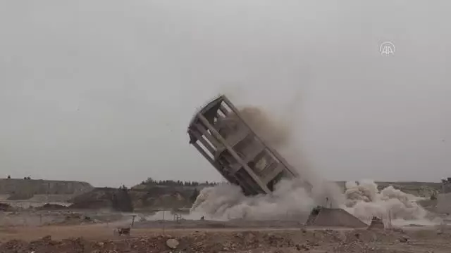 GAZİANTEP - 65 metre yüksekliğindeki siloyu patlayıcılarla saniyeler içinde enkaza çevirdi GAZİANTEP - 65 metre yüksekliğindeki siloyu patlayıcılarla saniyeler içinde enkaza çevirdi