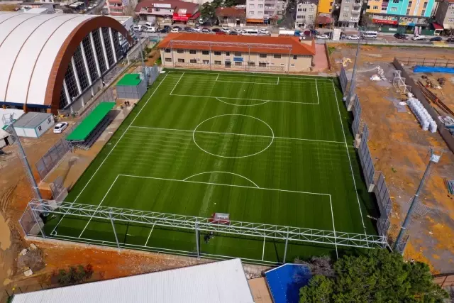 Gebze Futbol Sahasının halısı serildi Gebze Futbol Sahasının halısı serildi