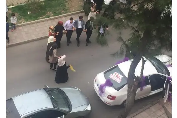 Gelin almaya giden damat ve ailesinin maskesiz halayı kamerada Gelin almaya giden damat ve ailesinin maskesiz halayı kamerada