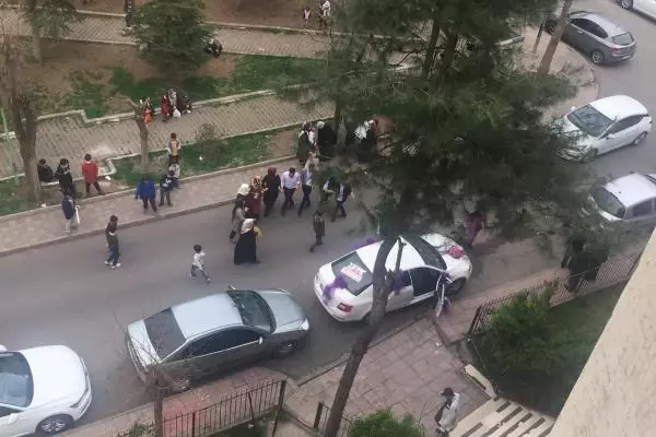 Gelin almaya giden damat ve ailesinin maskesiz halayı kamerada Gelin almaya giden damat ve ailesinin maskesiz halayı kamerada