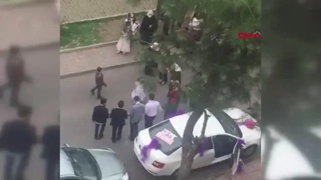 GELİN ALMAYA GİDEN DAMAT VE AİLESİNİN MASKESİZ HALAYI KAMERADA GELİN ALMAYA GİDEN DAMAT VE AİLESİNİN MASKESİZ HALAYI KAMERADA
