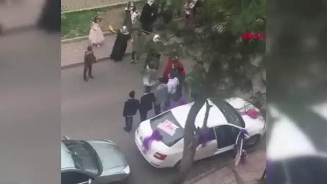 GELİN ALMAYA GİDEN DAMAT VE AİLESİNİN MASKESİZ HALAYI KAMERADA GELİN ALMAYA GİDEN DAMAT VE AİLESİNİN MASKESİZ HALAYI KAMERADA