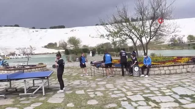 Gelin damat Pamukkale'de masa tenisinde yarıştı Gelin damat Pamukkale'de masa tenisinde yarıştı