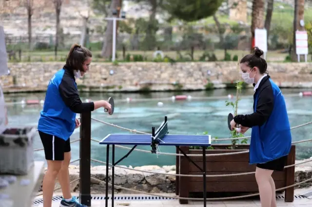 Gelin damat Pamukkale'de masa tenisinde yarıştı Gelin damat Pamukkale'de masa tenisinde yarıştı