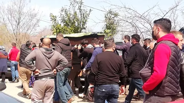 Göçükte hayatını kaybeden madenci gözyaşlarıyla toprağa verildi Göçükte hayatını kaybeden madenci gözyaşlarıyla toprağa verildi