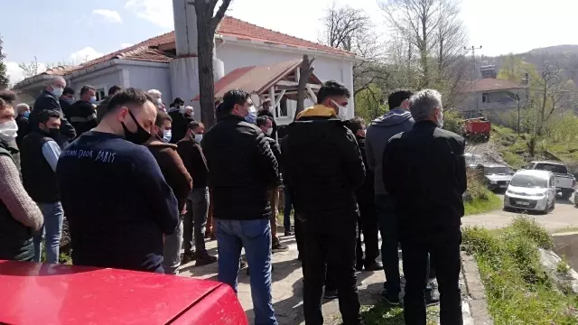 Göçükte hayatını kaybeden madenci gözyaşlarıyla toprağa verildi Göçükte hayatını kaybeden madenci gözyaşlarıyla toprağa verildi