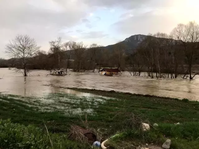 Göksu nehri taştı, tarım arazileri su altında kaldı Göksu nehri taştı, tarım arazileri su altında kaldı