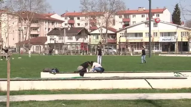 Güneşli havanın rehavetine kapılan vatandaşlar soluğu parklarda aldı Güneşli havanın rehavetine kapılan vatandaşlar soluğu parklarda aldı