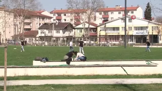 Güneşli havanın rehavetine kapılan vatandaşlar soluğu parklarda aldı Güneşli havanın rehavetine kapılan vatandaşlar soluğu parklarda aldı