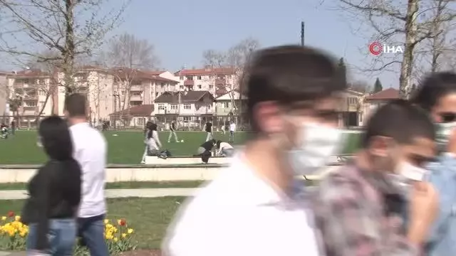 Güneşli havanın rehavetine kapılan vatandaşlar soluğu parklarda aldı Güneşli havanın rehavetine kapılan vatandaşlar soluğu parklarda aldı
