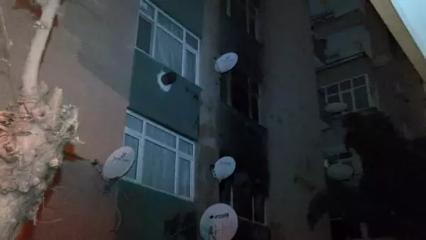Güngören'de 4 katlı binada yangın; Dumandan etkilenen 3 kişi hastaneye kaldırıldı Güngören'de 4 katlı binada yangın; Dumandan etkilenen 3 kişi hastaneye kaldırıldı