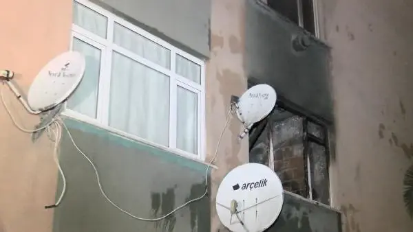 Güngören'de 4 katlı binada yangın; Dumandan etkilenen 3 kişi hastaneye kaldırıldı Güngören'de 4 katlı binada yangın; Dumandan etkilenen 3 kişi hastaneye kaldırıldı