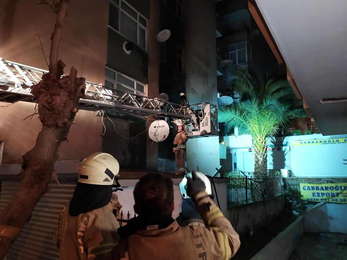 Güngören'de 5 katlı binanın 2'nci katında korkutan yangın: 3 yaralı