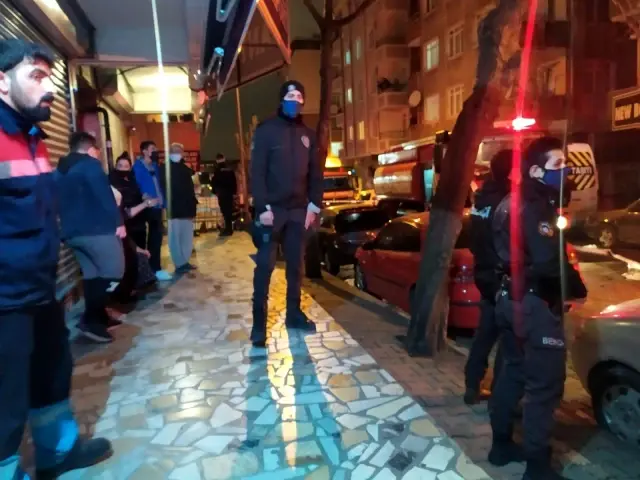Güngören'de 5 katlı binanın 2'nci katında korkutan yangın: 3 yaralı Güngören'de 5 katlı binanın 2'nci katında korkutan yangın: 3 yaralı