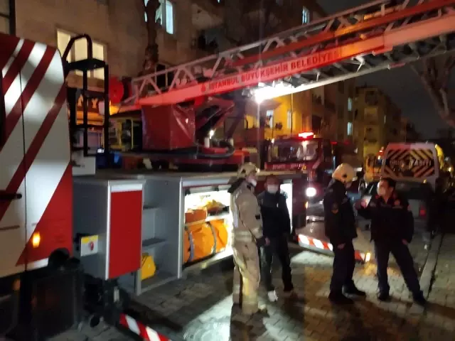 Güngören'de 5 katlı binanın 2'nci katında korkutan yangın: 3 yaralı Güngören'de 5 katlı binanın 2'nci katında korkutan yangın: 3 yaralı
