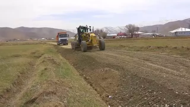 Gürpınar'da yol yapım çalışmaları devam ediyor Gürpınar'da yol yapım çalışmaları devam ediyor