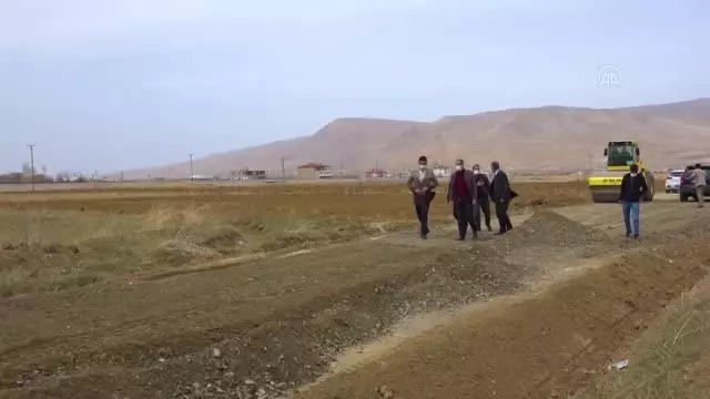 Gürpınar'da yol yapım çalışmaları devam ediyor Gürpınar'da yol yapım çalışmaları devam ediyor
