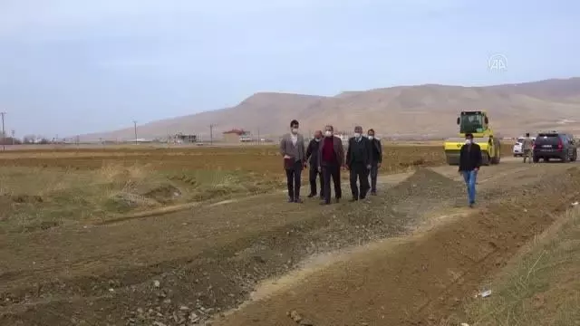 Gürpınar'da yol yapım çalışmaları devam ediyor Gürpınar'da yol yapım çalışmaları devam ediyor