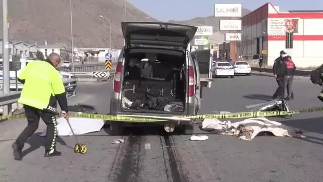 Hafif ticari araç kamyona çarptı: 2 ölü Hafif ticari araç kamyona çarptı: 2 ölü