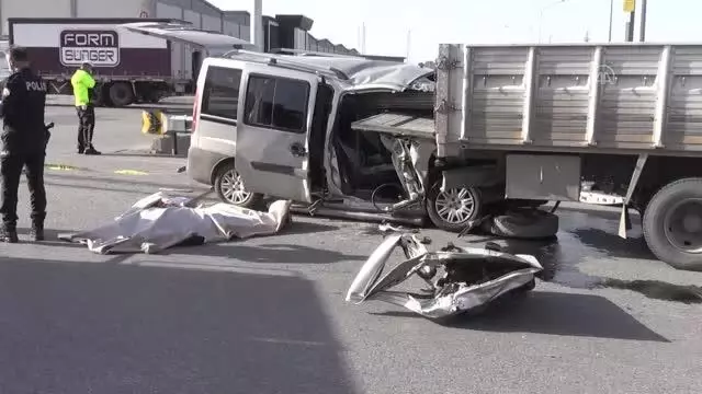 Hafif ticari araç kamyona çarptı: 2 ölü Hafif ticari araç kamyona çarptı: 2 ölü