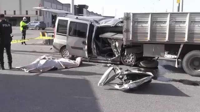 Hafif ticari araç kamyona çarptı: 2 ölü Hafif ticari araç kamyona çarptı: 2 ölü