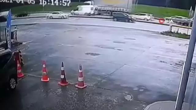 Tır metrelerce sürükledi, sürücü arkasına bile bakmadan kaçtı Tır metrelerce sürükledi, sürücü arkasına bile bakmadan kaçtı