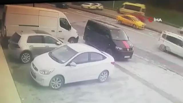 Tır metrelerce sürükledi, sürücü arkasına bile bakmadan kaçtı Tır metrelerce sürükledi, sürücü arkasına bile bakmadan kaçtı