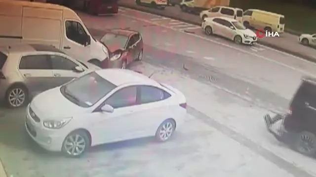 Tır metrelerce sürükledi, sürücü arkasına bile bakmadan kaçtı Tır metrelerce sürükledi, sürücü arkasına bile bakmadan kaçtı