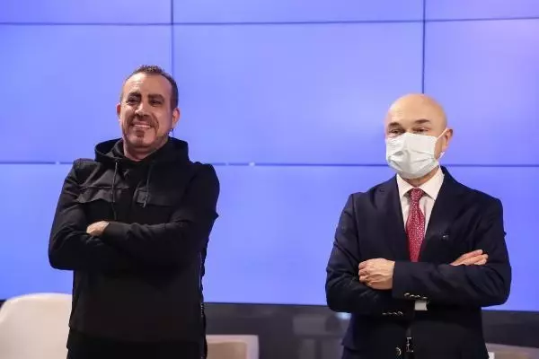 İSTANBUL-Haluk Levent'ten Parkinson hastalarına mini konser İSTANBUL-Haluk Levent'ten Parkinson hastalarına mini konser