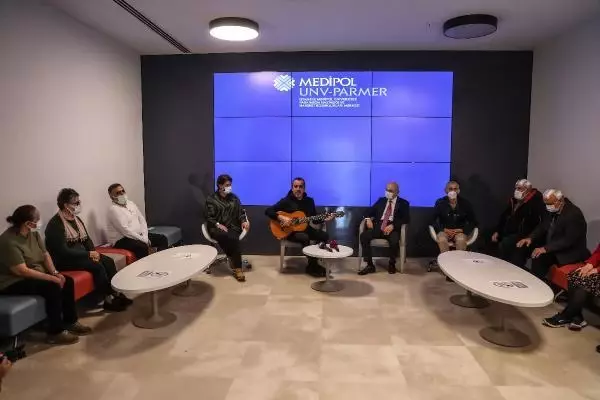 İSTANBUL-Haluk Levent'ten Parkinson hastalarına mini konser İSTANBUL-Haluk Levent'ten Parkinson hastalarına mini konser