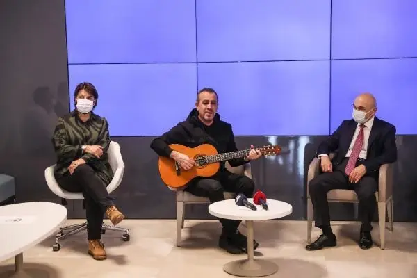İSTANBUL-Haluk Levent'ten Parkinson hastalarına mini konser İSTANBUL-Haluk Levent'ten Parkinson hastalarına mini konser