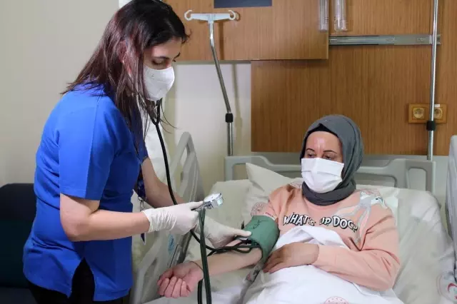 Türkiye'de ilk, dünyada ikinci...İkinci kez yakalandığı kanseri Türkiye'de ilk kez uygulanan yöntemle yendi Türkiye'de ilk, dünyada ikinci...İkinci kez yakalandığı kanseri Türkiye'de ilk kez uygulanan yöntemle yendi