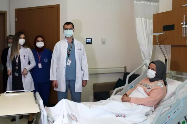 Türkiye'de ilk, dünyada ikinci...İkinci kez yakalandığı kanseri Türkiye'de ilk kez uygulanan yöntemle yendi Türkiye'de ilk, dünyada ikinci...İkinci kez yakalandığı kanseri Türkiye'de ilk kez uygulanan yöntemle yendi