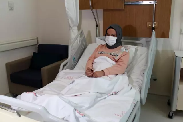 Türkiye'de ilk, dünyada ikinci...İkinci kez yakalandığı kanseri Türkiye'de ilk kez uygulanan yöntemle yendi Türkiye'de ilk, dünyada ikinci...İkinci kez yakalandığı kanseri Türkiye'de ilk kez uygulanan yöntemle yendi